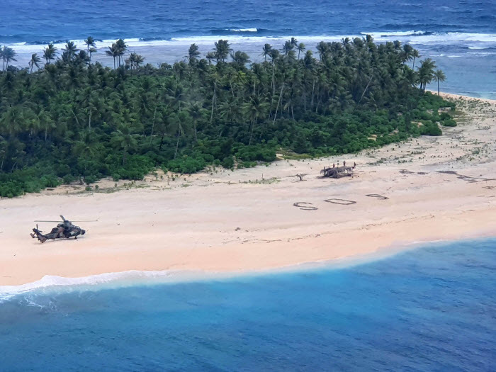 طائرات حربية تنقذ 3 بحّارة علقوا على جزيرة صغيرة غرب المحيط الهادئ 